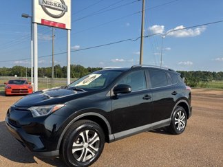 Used 2018 Toyota RAV4 LE image 1