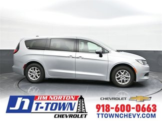 Used 2022 Chrysler Voyager LX image 1