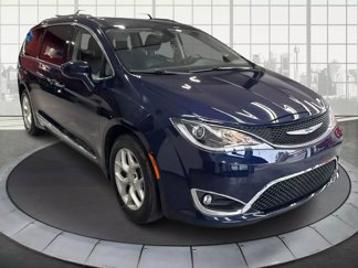 Used 2018 Chrysler Pacifica Touring-L w/ Tire & Wheel Group image 1