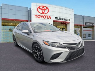Used 2018 Toyota Camry SE image 1