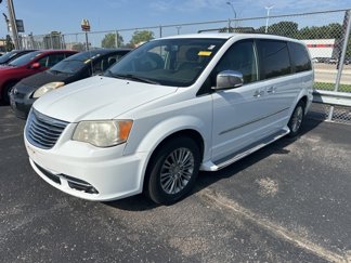 Used 2015 Chrysler Town & Country Touring-L w/ Driver Convenience Group image 1
