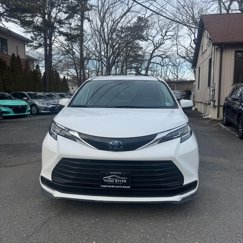 Used 2021 Toyota Sienna LE image 1