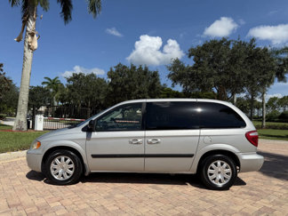 Used 2006 Chrysler Town & Country image 1