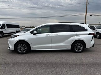 Used 2022 Toyota Sienna XLE image 1