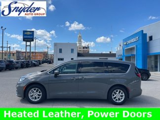 Used 2023 Chrysler Pacifica Touring-L image 1