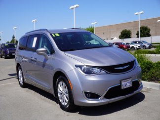 Used 2018 Chrysler Pacifica Touring-L image 1
