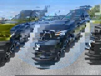 Used 2025 Volvo XC40 B5 Core image 1