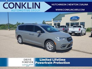 Used 2022 Chrysler Pacifica Touring-L image 1