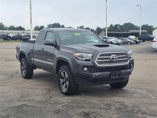 Used 2016 Toyota Tacoma TRD Sport image 1