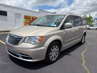 Used 2014 Chrysler Town & Country Touring image 1