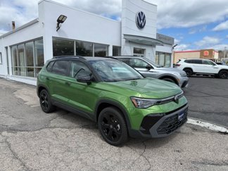 New 2025 Volkswagen Taos SE image 1
