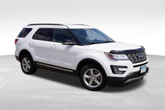 Used 2017 Ford Explorer XLT image 1
