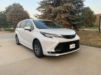 Used 2022 Toyota Sienna XLE image 1