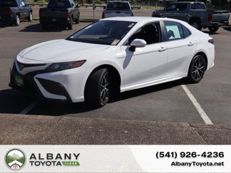 Used 2022 Toyota Camry SE image 1