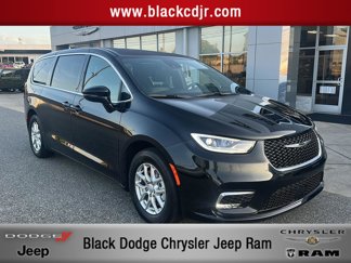 Used 2025 Chrysler Pacifica Select image 1