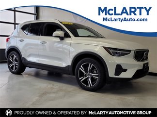 Used 2025 Volvo XC40 B5 Core image 1