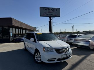 Used 2016 Chrysler Town & Country Touring image 1