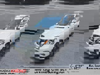 Used 2020 Nissan Pathfinder S image 1