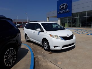 Used 2012 Toyota Sienna LE image 1