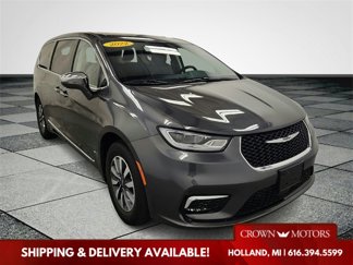 Used 2022 Chrysler Pacifica Limited w/ Uconnect Theater Family Group image 1