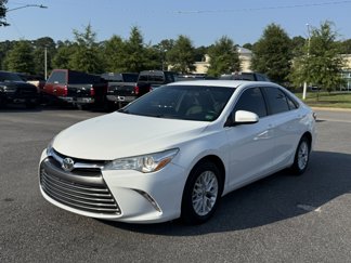 Used 2016 Toyota Camry LE image 1