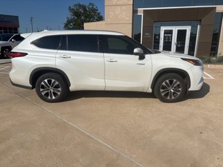 Used 2021 Toyota Highlander XLE image 1