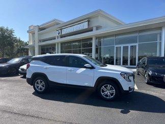 Used 2024 GMC Terrain SLE image 1