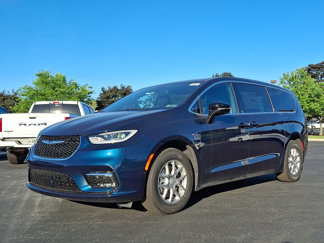New 2025 Chrysler Pacifica Select image 1