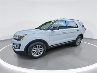 Used 2017 Ford Explorer XLT image 1