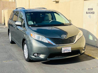 Used 2012 Toyota Sienna XLE image 1