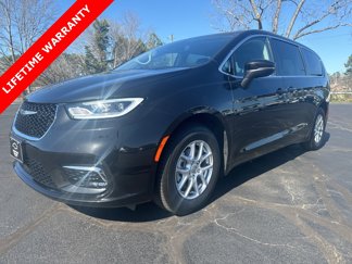 Used 2023 Chrysler Pacifica Touring-L image 1