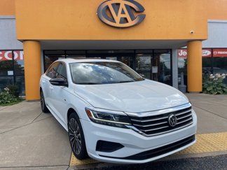 Used 2022 Volkswagen Passat 2.0T image 1