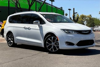 Used 2017 Chrysler Pacifica Limited image 1