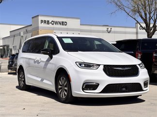 Used 2024 Chrysler Pacifica Select image 1