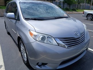 Used 2017 Toyota Sienna XLE image 1