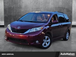 Used 2014 Toyota Sienna LE image 1