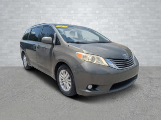 Used 2013 Toyota Sienna XLE image 1