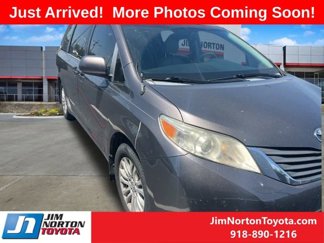 Used 2013 Toyota Sienna XLE image 1