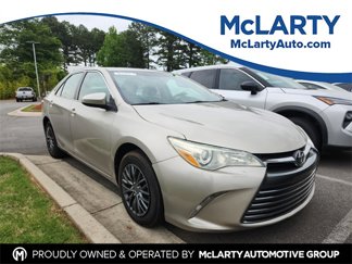 Used 2015 Toyota Camry LE image 1
