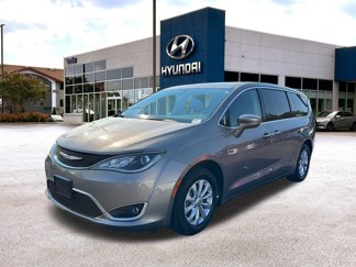 Used 2018 Chrysler Pacifica Touring Plus image 1