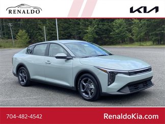 New 2025 Kia K4 LXS image 1