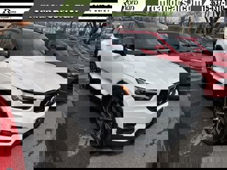 Used 2019 Volvo XC40 T5 R-Design image 1