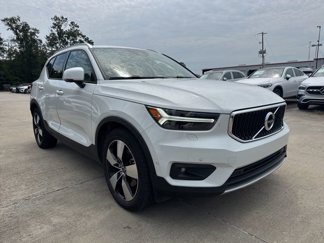 Used 2019 Volvo XC40 T5 Momentum image 1