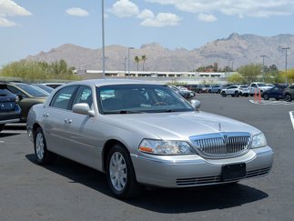 Used 2010 Lincoln Town Car Signature Limited image 1