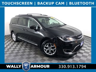 Used 2017 Chrysler Pacifica Touring-L w/ Tire & Wheel Group image 1