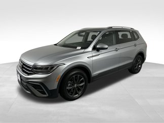 Used 2023 Volkswagen Tiguan SE w/ Panoramic Sunroof Package image 1