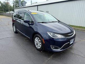 Used 2018 Chrysler Pacifica Touring-L image 1