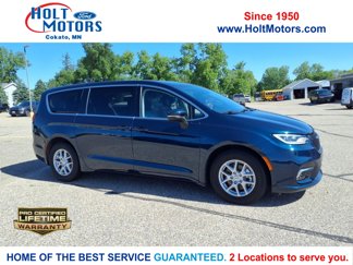 Used 2023 Chrysler Pacifica Touring-L image 1