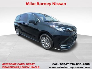 Used 2022 Toyota Sienna XLE image 1