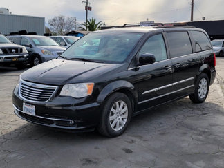 Used 2014 Chrysler Town & Country Touring image 1